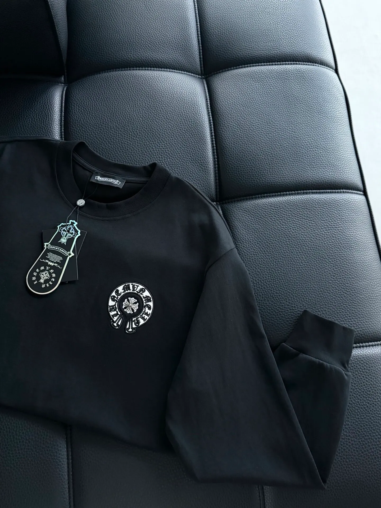 P400 ChromeHearts Chrome Heart Round Neck Long Sleeve The pursuit of quality absolutely guarantees quality! Using double-sided cotton fabric, the texture is clearly visible, the texture is soft, delicate and smooth, and the customized three-dimensional embroidery and leather patchwork technology is full of drape! The workmanship is fine and the shoulder lines are smooth. All imported chain machines are used to make the shoulder rolling strips. It has a certain thickness and is not made of cheap material but has a shiny feel that is comfortable and not tight on the upper body. It is the most avant-garde street item that can be easily matched by both men and women!  Color: black white Size: m-3xl Style number: 3576